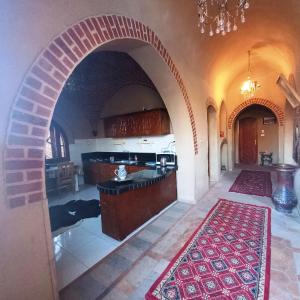卢克索Mystical habou domes villa的房屋内带拱门的大厨房