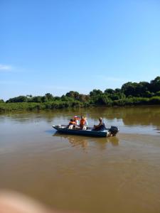 波科内Barco Casa Pantanal Toca da Onça的河上一群人