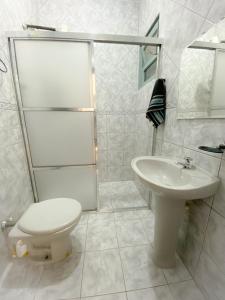 伯迪亚哥SUÍTE PRIVATIVA RIVIERA & ITAGUARÉ 100mts de 2 praias!的白色的浴室设有卫生间和水槽。