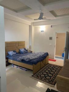 布尔班Bhurban Luxury Apartments的一间卧室设有两张床和天花板