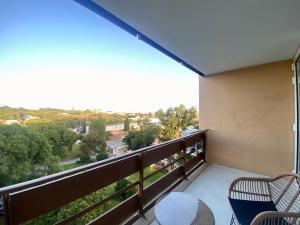 维拉摩拉Marina Walk Apartment的设有一个配有桌椅并享有美景的阳台。