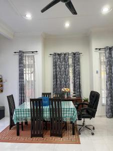 Homestay Seri Aman Pasir Puteh的一间带桌椅的用餐室