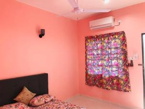 Kampong Balai MarasChalet Sri Bayu的一间卧室配有花帘和一张床