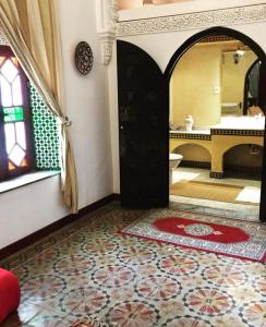塞拉拉百丽埃图瓦勒旅馆的客房设有带门和镜子的浴室