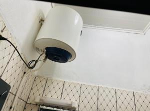 BafoussamComplexe BEL AIR的浴室墙上的白光