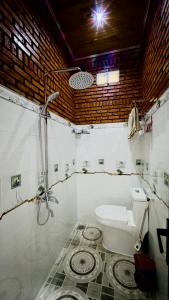 Da Let House & Coffee的一间带卫生间和淋浴的浴室。