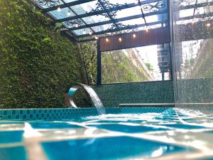 下龙湾BBQ Hostel Ha Long 2的一个带喷泉的游泳池