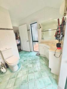 帕拉帕拉乌穆Observation Guest Suite的一间带卫生间、水槽和镜子的浴室
