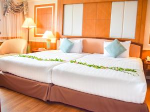 南芭堤雅Asia Pattaya Hotel的一张大床,位于酒店客房内