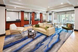 海恩斯维尔Fairfield Inn & Suites By Marriott Hinesville Fort Stewart的客厅配有沙发和椅子,铺着蓝色地毯
