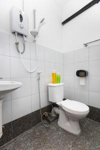 乔治市The Bahari Lodge @ Georgetown的浴室配有白色卫生间和盥洗盆。