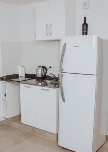 圣米格尔·德·图库玛Yellow的白色的厨房配有冰箱和水槽