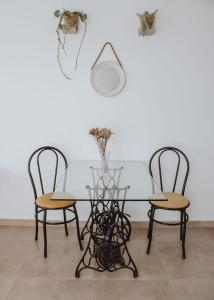 圣米格尔·德·图库玛Yellow的餐桌、两把椅子和花瓶