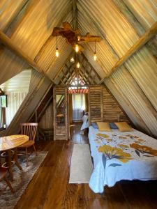 VeneciaCabaña El Viejo del Monte的小木屋内的卧室配有床和天花板