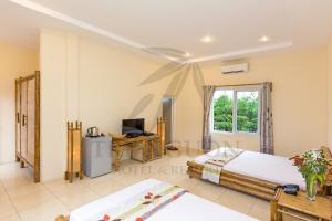 Hưng LongTre Nguồn Thiên Cầm Hotel&Resort的一间卧室配有一张床和一台电视。