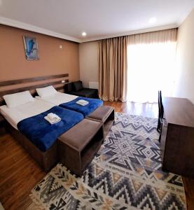 梅斯蒂亚梅斯蒂亚山酒店的酒店客房设有一张床和一个大窗户