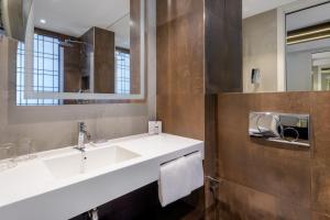 威尼斯威尼斯万豪AC酒店的浴室设有白色水槽和镜子