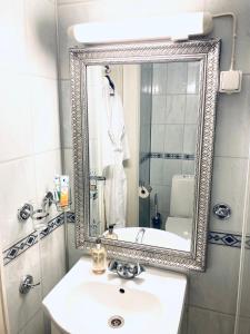 克里斯蒂安桑德Apartments At The Sentrum的浴室设有白色水槽和镜子