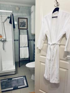 克里斯蒂安桑德Apartments At The Sentrum的浴室的白色长袍挂在门上