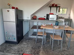 Ban LamaiJuliet Home Samui的厨房配有冰箱和桌椅