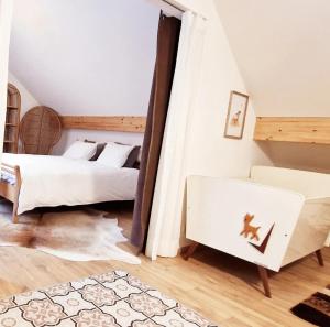 MéryPaulette à bicyclette的一间卧室配有两张床和一把椅子。