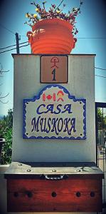ZurgenaCasa Muskoka的上面有花瓶的casa马斯科洛标志