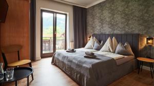 巴德哥依斯恩Jeff's - Rooms with a mountain view的一间卧室设有一张大床和一个大窗户