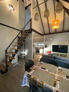 普纳奥亚Vanakea Beach House的客厅设有楼梯和桌子