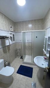 Madīnat Yanbu‘ aş Şinā‘īyahH5-hاتش5的带淋浴、卫生间和盥洗盆的浴室