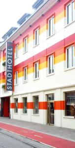 阿姆施泰滕古德勒城市酒店的一座色彩缤纷的建筑,上面有标志