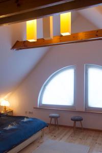 NarewkaDomek w Narewce的一间卧室设有一张床和两个窗户。