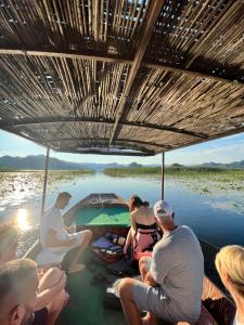 VranjinaEthno village Moraca - Skadar lake的一群人坐在河边的船上