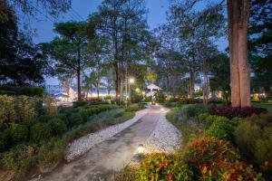 农南登Diamond Hill Resort的公园里晚上有灯光的小径