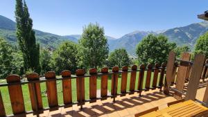 塞尔勒tuhogarencerler,sol y vistas的山景木凳