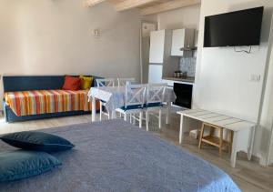 切萨雷奥港Camere Marisol的客厅配有床、沙发和桌子