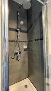 CroixLa Tropicale de Croix - Chambre d'Hôtes的浴室内配有淋浴和头顶淋浴