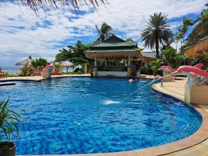Haad TianSense Asia的度假村内的大型游泳池