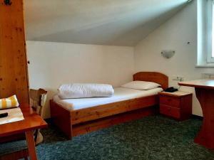 瓦尔道拉波尔巴切酒店的一间卧室配有一张木床和一张书桌
