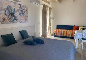 切萨雷奥港Camere Marisol的一间卧室配有一张带两个枕头的床