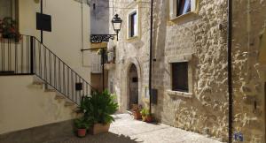 LettomanoppelloCasa di Principe - Piazza的种植盆栽的小巷和一座建筑