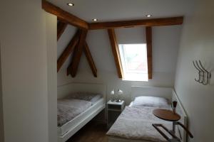 巴特基辛根Ferienwohnung & Wellness的一间卧室配有一张床、一张桌子和一个窗户。