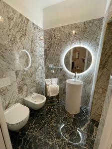 西尔米奥奈Prestige Suite Via Romagnoli的一间带卫生间、水槽和镜子的浴室