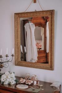 卢切拉爵床叶旅馆的挂在卧室的镜子