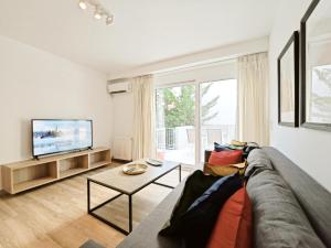 雅典Kalipsous Apartments by Verde Apartments的带沙发和电视的客厅