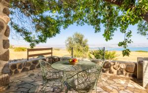 Chorazim维雷德哈加里度假村酒店的庭院里的桌椅和一碗水果