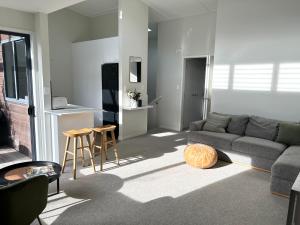 芒格努伊山Ultimate Location Luxury Retreat - 2 bedrooms 2 bathrooms的客厅配有沙发和桌子