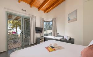 Chorazim维雷德哈加里度假村酒店的客房设有床、电视和阳台。