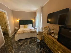 西尔米奥奈Prestige Suite Via Romagnoli的配有一张床和一台平面电视的酒店客房