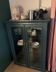 皮滕Bed and Breakfast Bakrust, met privé sauna Putten的蓝色的橱柜,上面有盘子和盘子