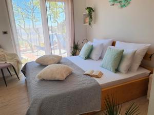 普拉Villa Senorita的卧室配有带枕头的床铺和窗户。